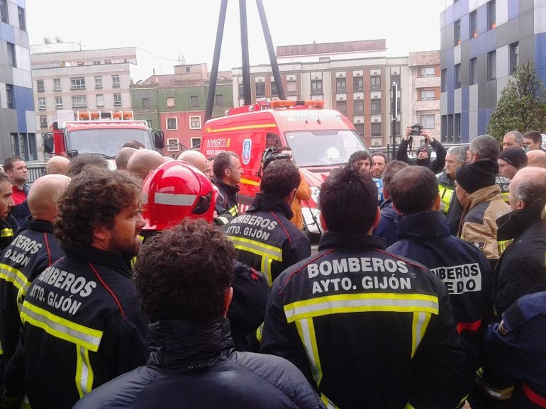 Bomberos de toda España, en la Losa de RENFE, antes de partir hacia el sepelio de Eloy Palacio