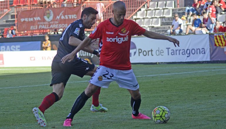 Sergio Tejera protegint la pilota.
