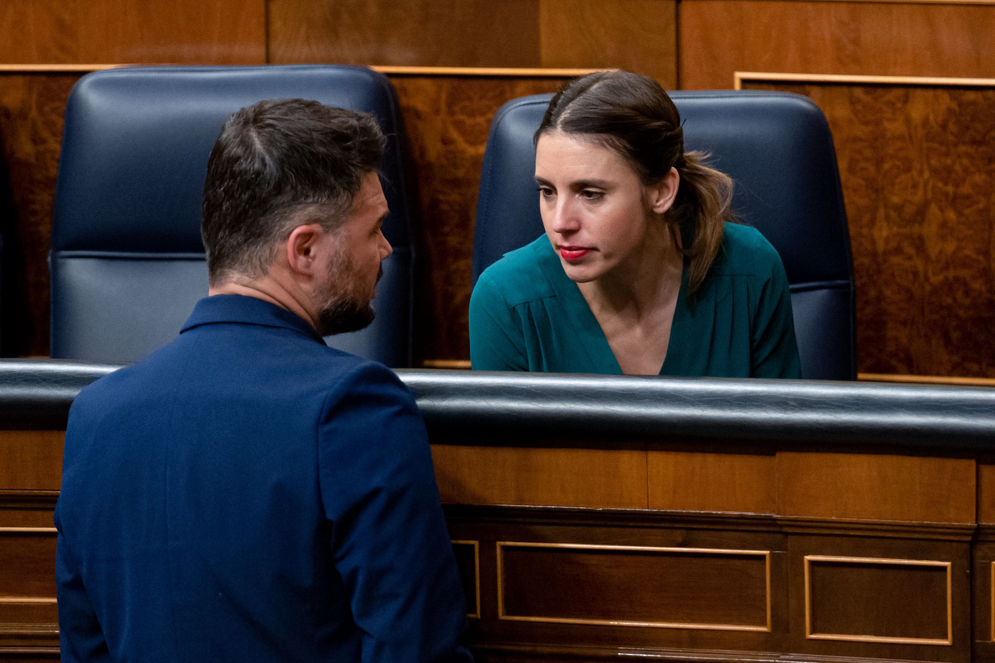 La ministra de Igualdad, Irene Montero, conversa con el portavoz de ERC, Gabriel Rufián. EFE/ Fernando Villar