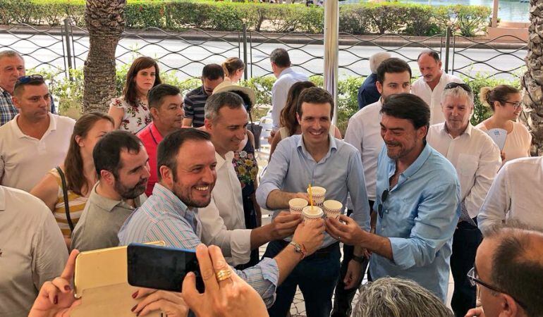 Pablo Casado brinda en Alicante con el alcalde de Alicante, Luis Barcala (d) y el presidente de la Diputación, César Sánchez (i).