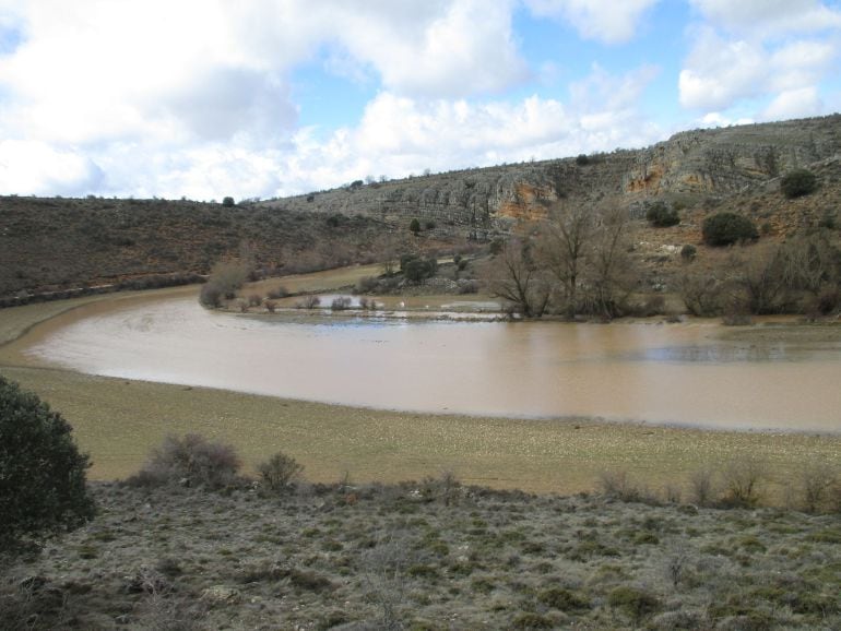 El cauce del río Dulce desbordado a su paso por el término municipal de Jodra del Pinar.