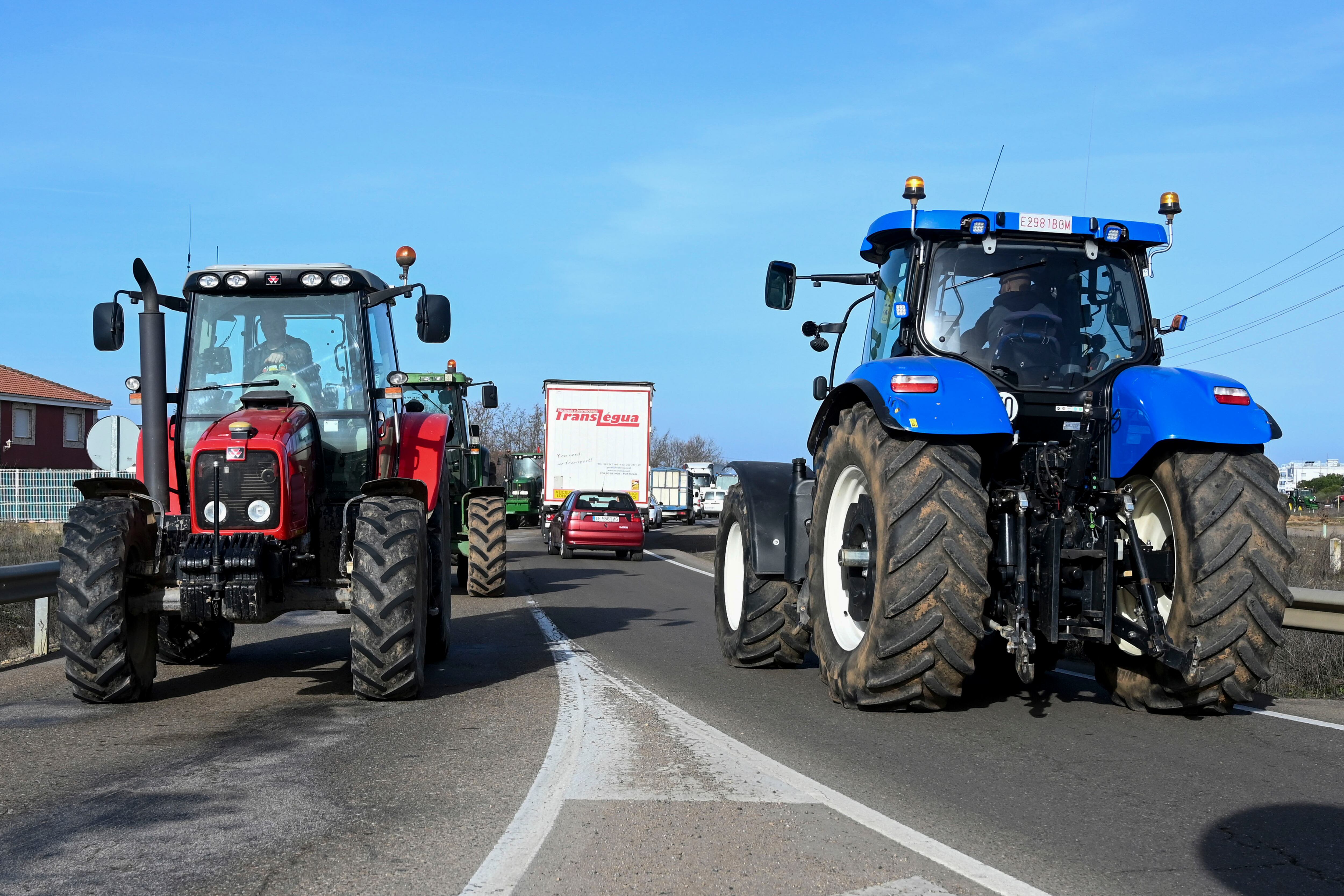 VILLADANGOS DEL PÁRAMO (LEÓN), 01/02/2024.- Varios tractores cortan la circulación durante la tractorada este jueves a su paso por la localidad de Villadangos del Páramo, León, con su intención de llegar hasta el edificio de la Junta en la capital leonesa. EFE/J.Casares
