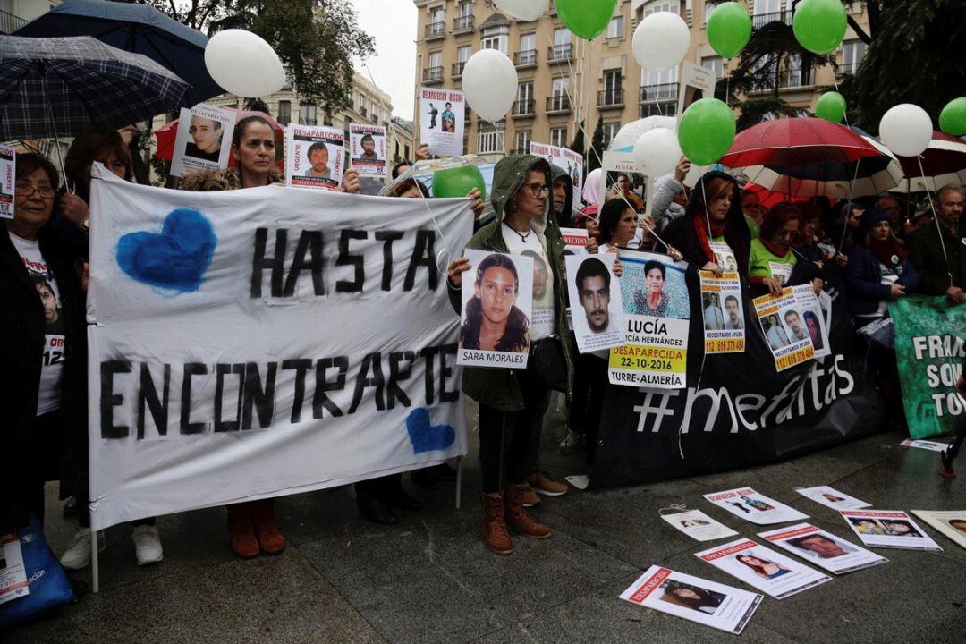 Concentración frente al Congreso de los Diputados con motivo del Día de las Personas Desaparecidas sin Causa Aparente (archivo).