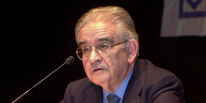 El ex gobernador del Banco de España Luis Angel Rojo, en una conferencia en 2001