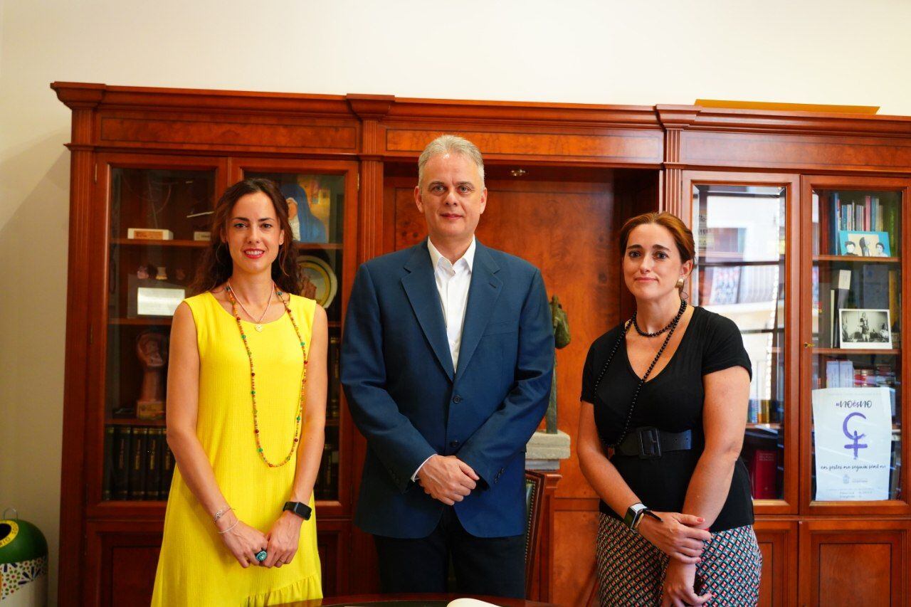 MIreia Estepa, alcaldesa de Cocentaina; Héctor Illueca, vicepresidente segundo y conseller de Vivienda y Laura Soto, secretaria autonómica de Arquitectura Bioclimática y Sostenibilidad Energética en el Ayuntamiento.