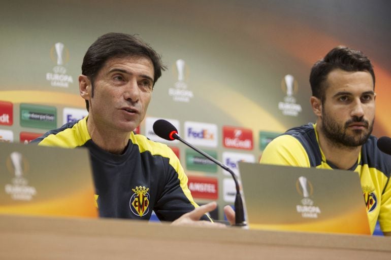 El técnico del Villarreal CF, Marcelino García (i), y el jugador, Mario Gaspar, durante la rueda de prensa ofrecida hoy previa al partido de la Liga Europa ante el Sparta de Praga. EFE-Doménech Castelló