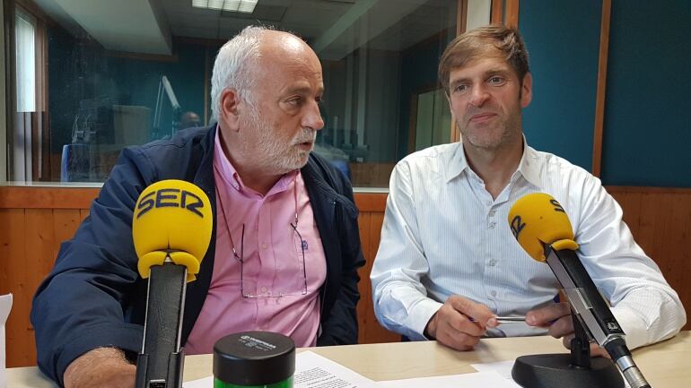 Javier Acebo y Enrique Conde durante la tertulia de La Ventana de Cantabria 