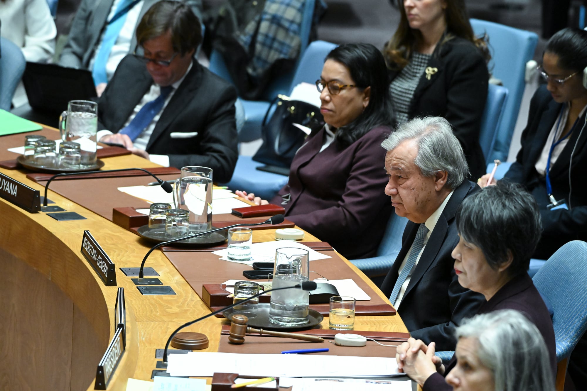 Fotografía cedida por la ONU donde aparece su secretario general, António Guterres (c).