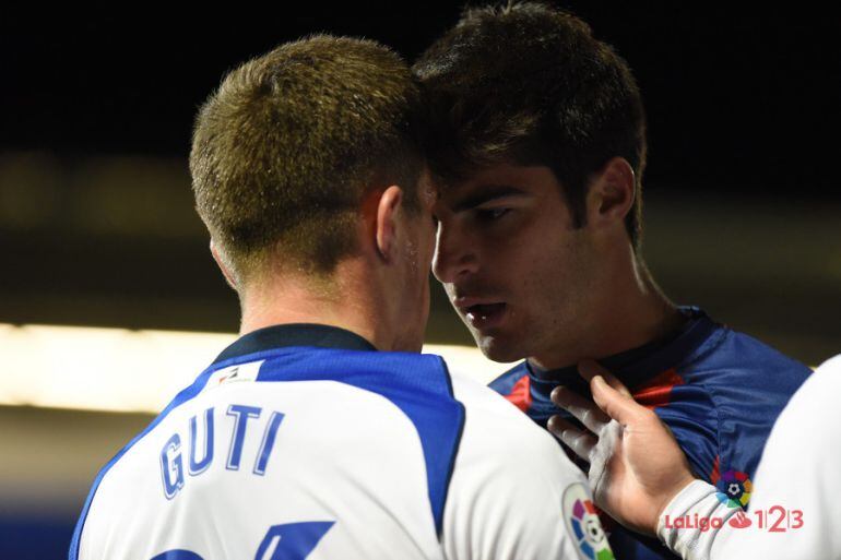 Raúl Guti y Gonzalo Melero cara a cara en el partido disputado en la primera vuelta en el Alcoraz