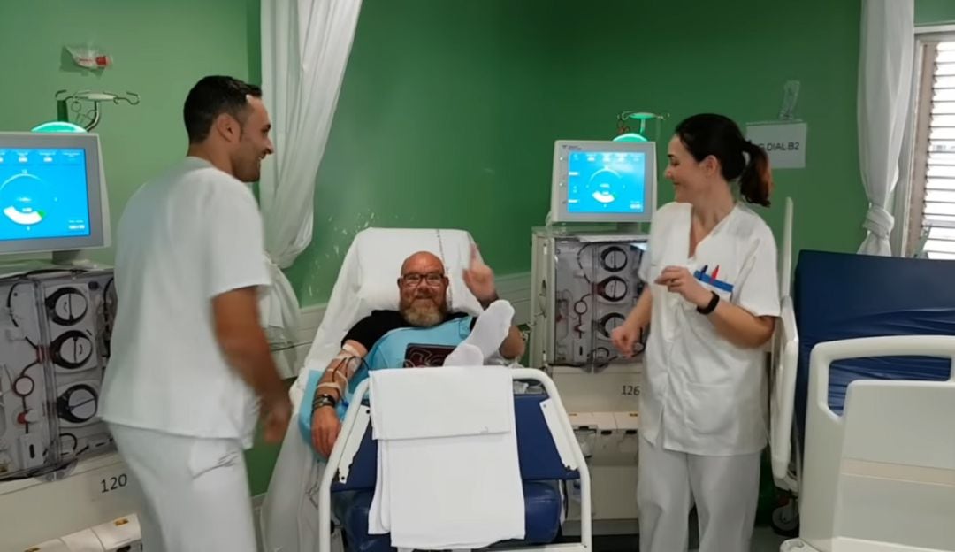 Simpático momento del video grabado en la unidad de hemodialisis del hospital Virgen de la Arrixaca