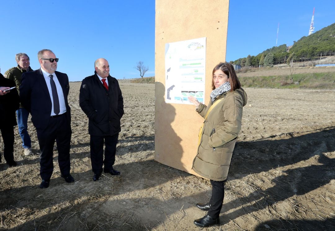 El Consejero de Educación Fernando Rey y el Alcalde de La Cistérniga Mariano Suárez atienden las explicaciones de la arquitecta del proyecto