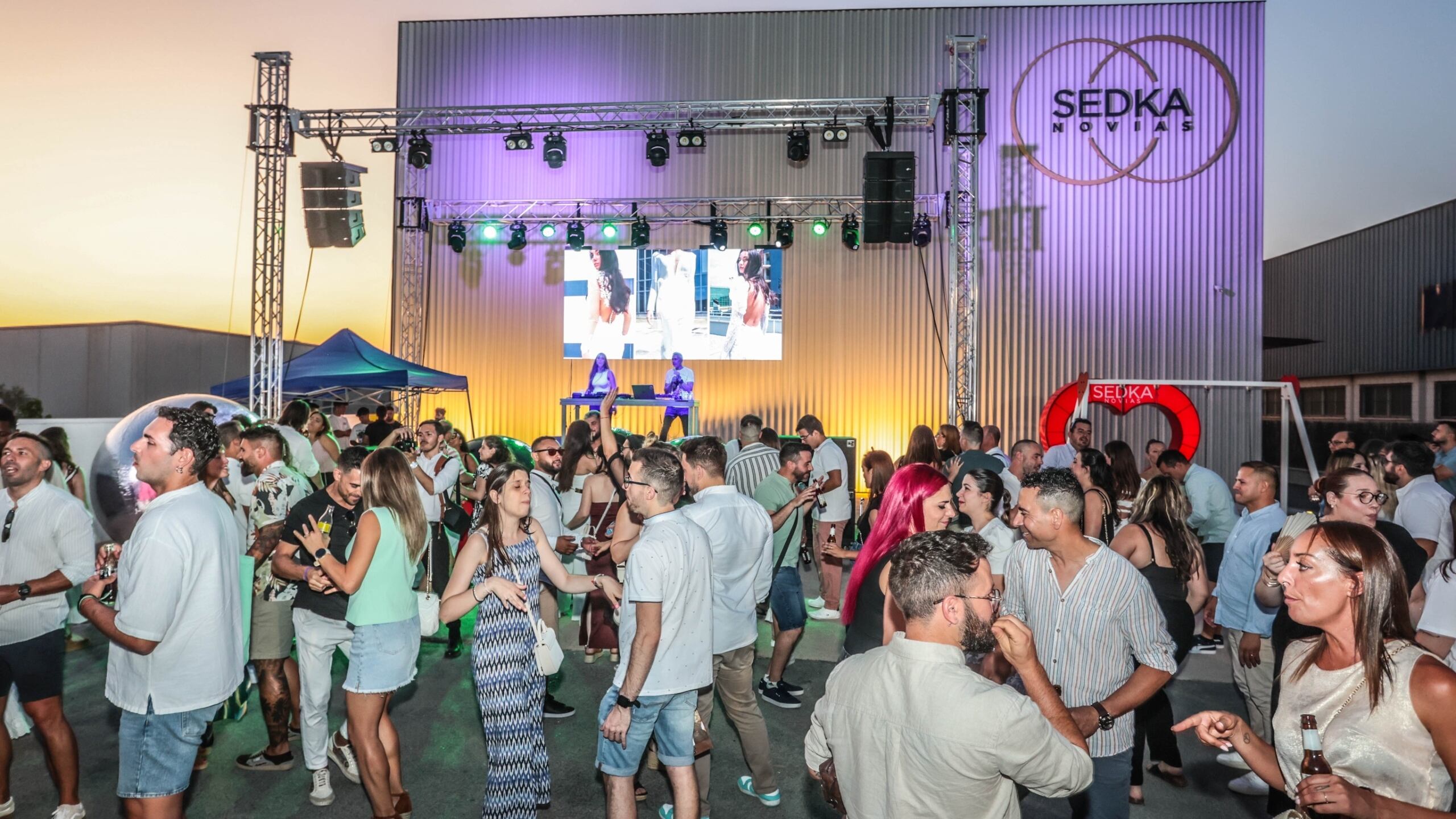 Más de 400 parejas asistieron al evento