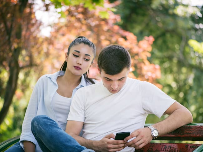 Los celos en la pareja también se manifiestan con el control en las nuevas tecnologías.