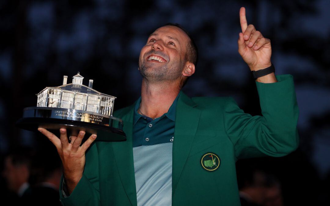 Sergio García, con el trofeo de ganador en Augusta en 2017.