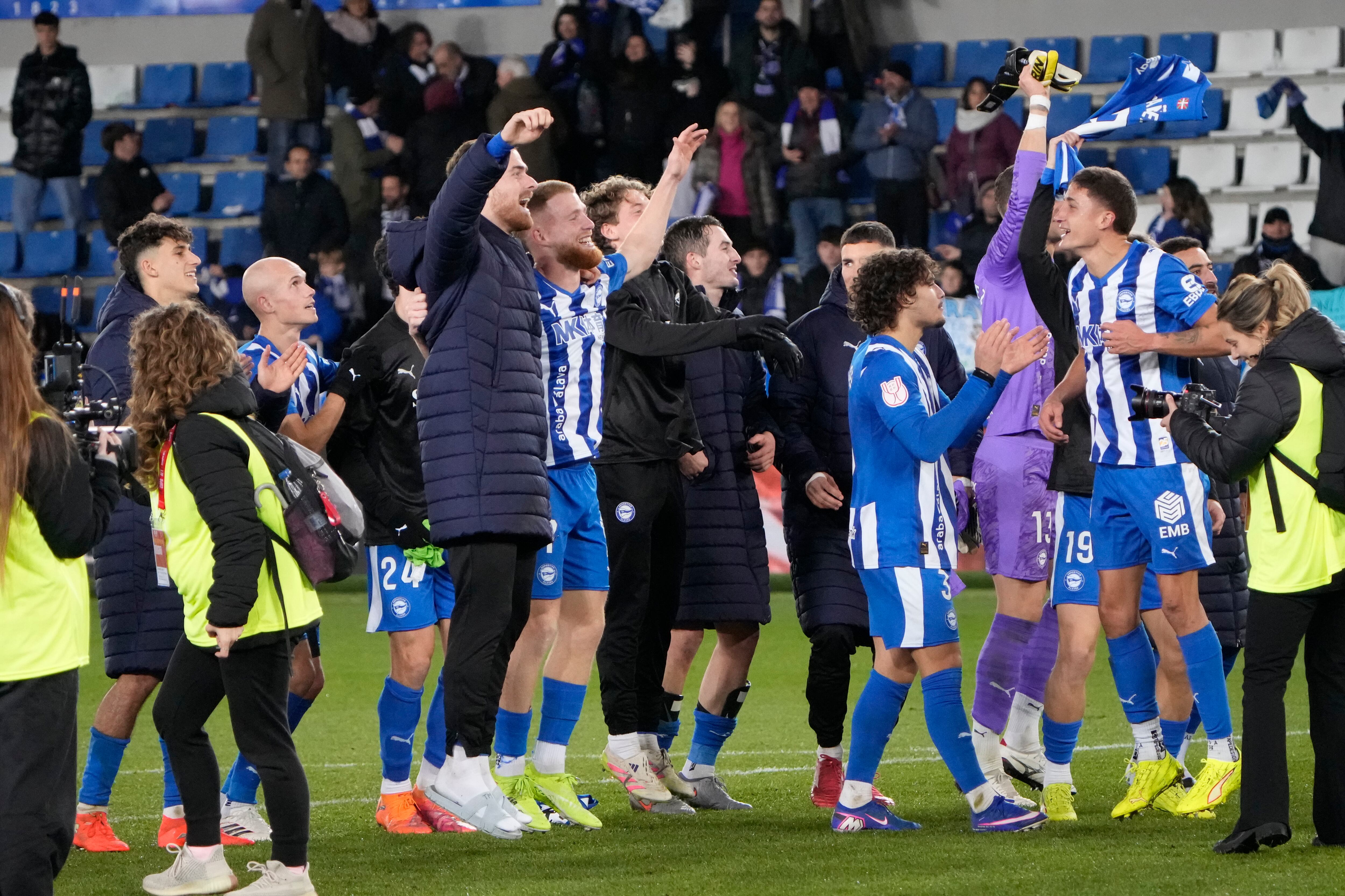 VITORIA, 14/01/2026.- Los jugadores del Alavés celebran su pase a la siguiente fase de la Copa del Rey tras derrotar al Rayo Vallecano en el encuentro que han disputado este miércoles en el estadio de Mendizorroza, en Vitoria. EFE/ Adrián Ruiz Hierro