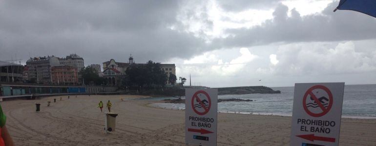 Señales de prohibido el baño en Riazor y Orzán