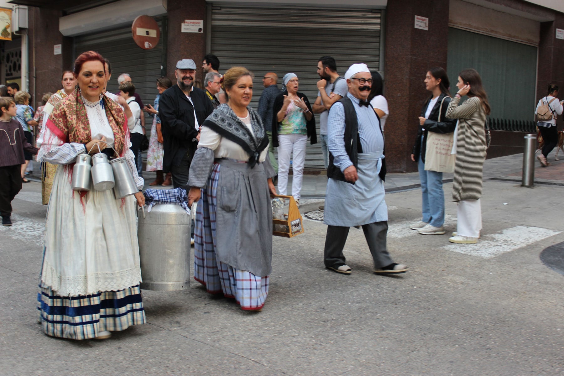 Componentes del desfile posterior por la calle Sant Llorenç