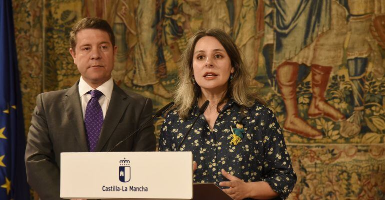 El presidente regional, Emiliano García-Page y la directora del Instituto de las Mujer de Castilla-La Mancha, Araceli Martínez, en una imagen de archivo