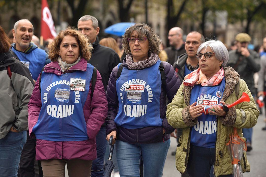 Los sindicatos ELA, Steilas, CCOO y LAB se manifiestan este jueves en Bilbao durante la primera jornada del mes de huelga en los centros religiosos de la enseñanza concertada del País Vasco, entre el 7 de noviembre y el 5 de diciembre, en demanda de un convenio colectivo