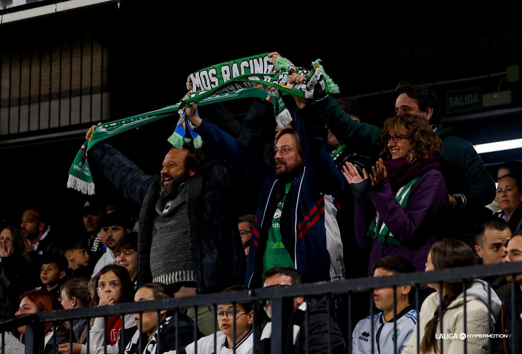 Aficionados del Racing animando a su equipo en Castalia en zona local