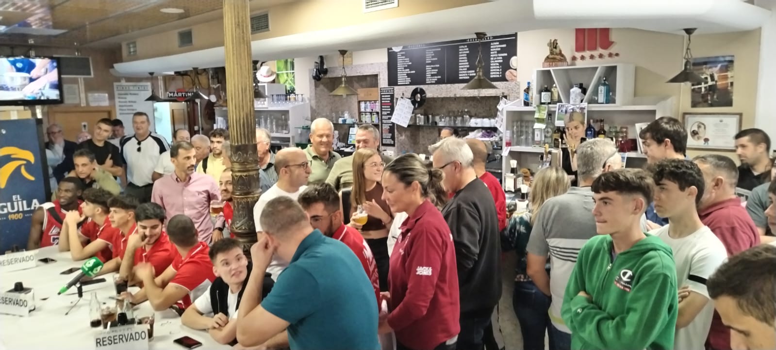 Jugadores y aficionados, esperando a que salieran las bolas del sorteo de Copa del Rey