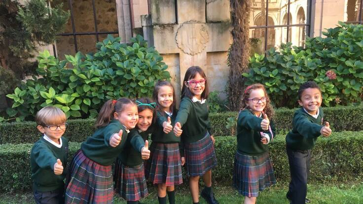 Nos sentamos en los pupitres del Colegio Sagrado Corazón