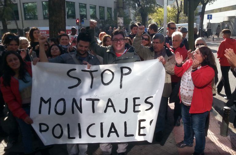 Los dos acusados posan con una pancarta al término del juicio