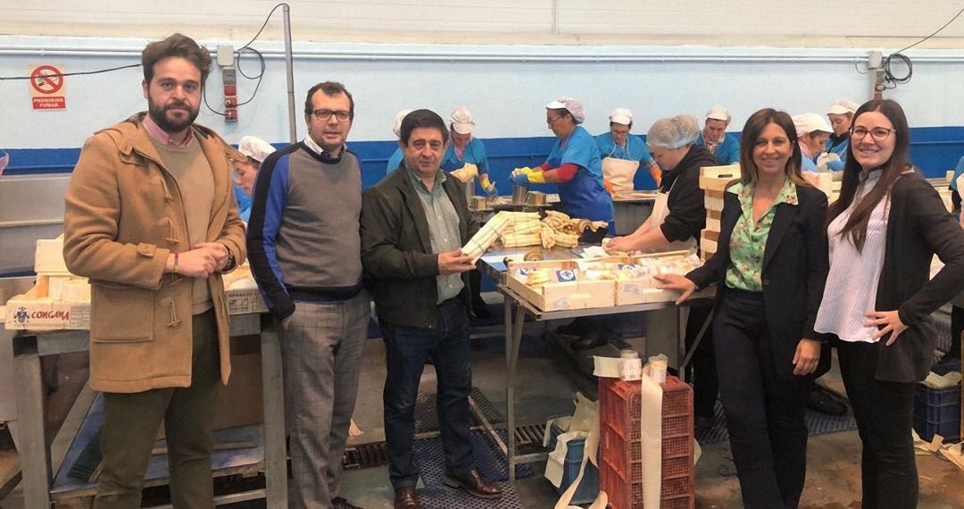 El presidente de la Diputación, Francisco Reyes, durante su visita a la fábrica de conservas Congana.