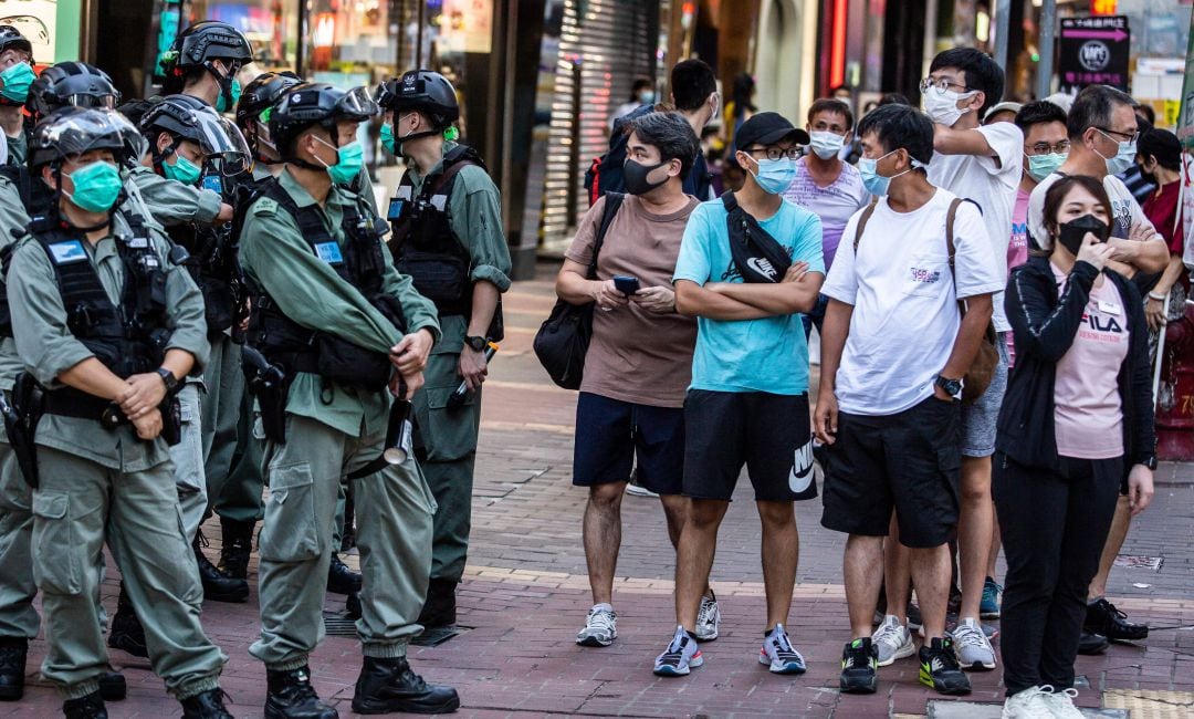 Militares chinos con mascarilla durante la pandemia de coronavirus en las calles de Hong Kong.