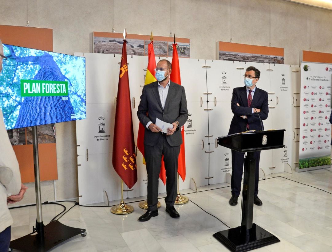 El concejal de Urbanismo, José Guillén, junto al alcalde de Murcia, José Ballesta, en la presentación de la iniciativa &#039;Smart Green&#039; en el Ayuntamiento de Murcia