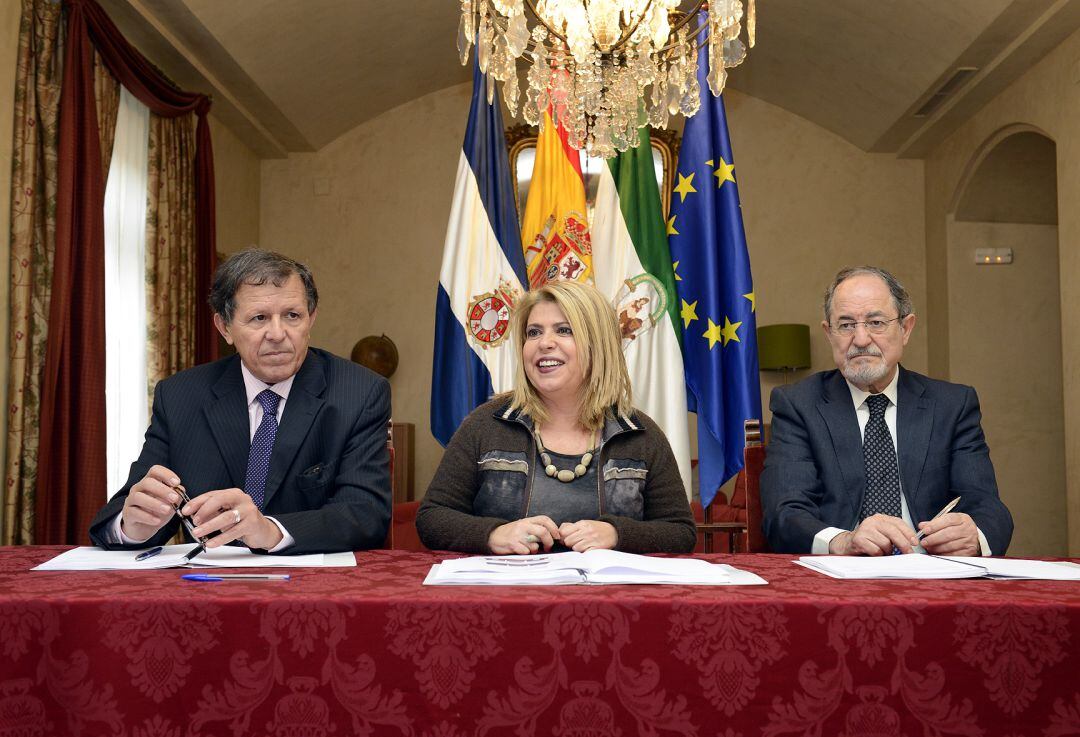 Imagen de la firma del convenio en el salón noble del Ayuntamiento de Jerez