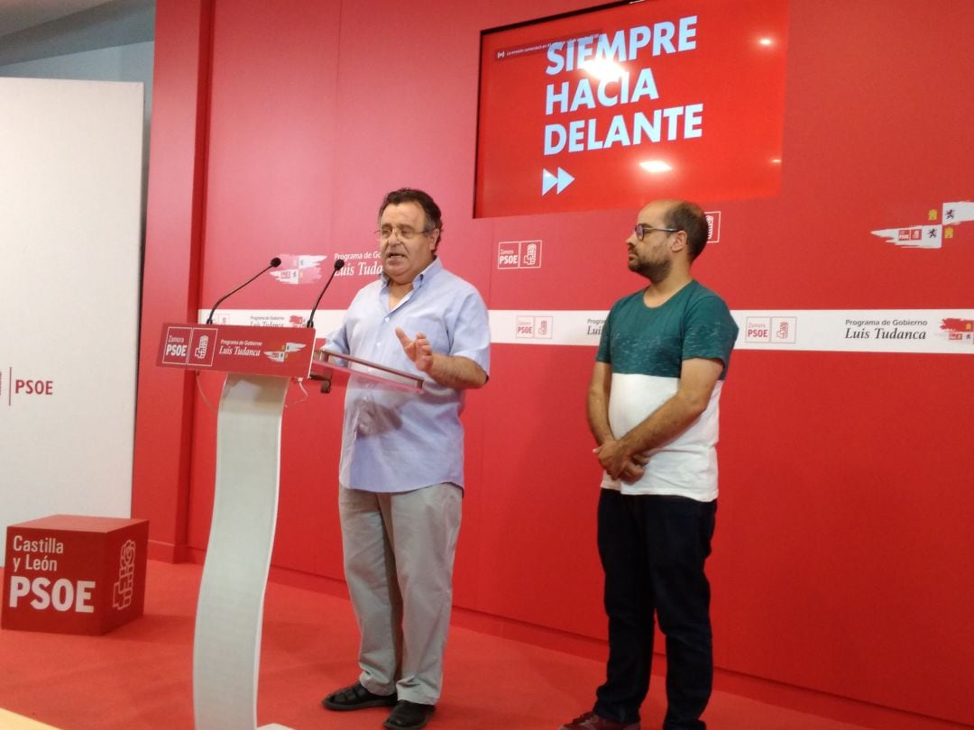 Momento de la rueda de prensa del procurador del PSOE por Zamora, José Ignacio Martín Benito, y del Diputado Provincial, Eduardo Folgado