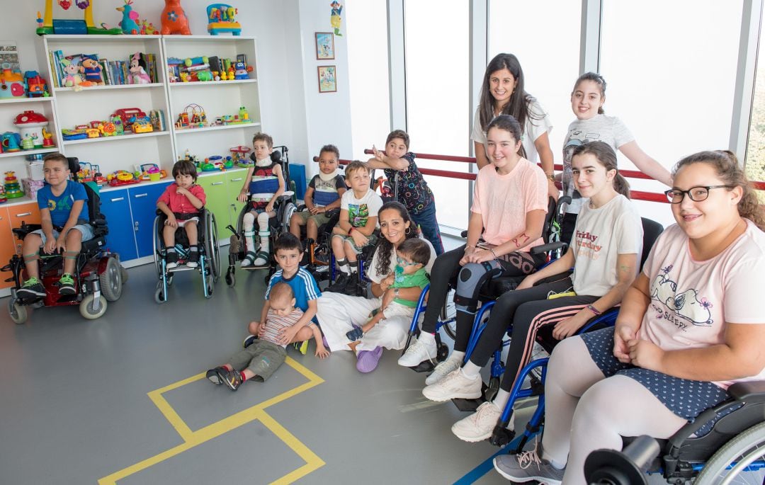 Parte de los pacientes y los profesionales de la Unidad de lesión medular pediátrica