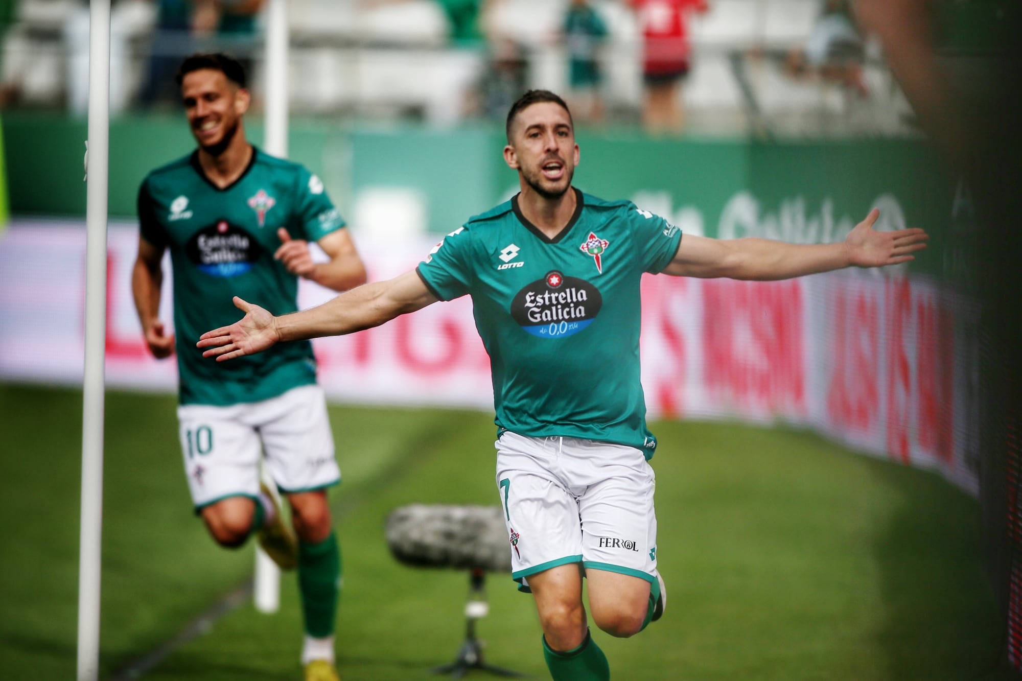 Heber Pena celebra su gol en el Racing-Sporting de Gijón de este domingo en A Malata (foto: Mero Barral / Cadena SER)