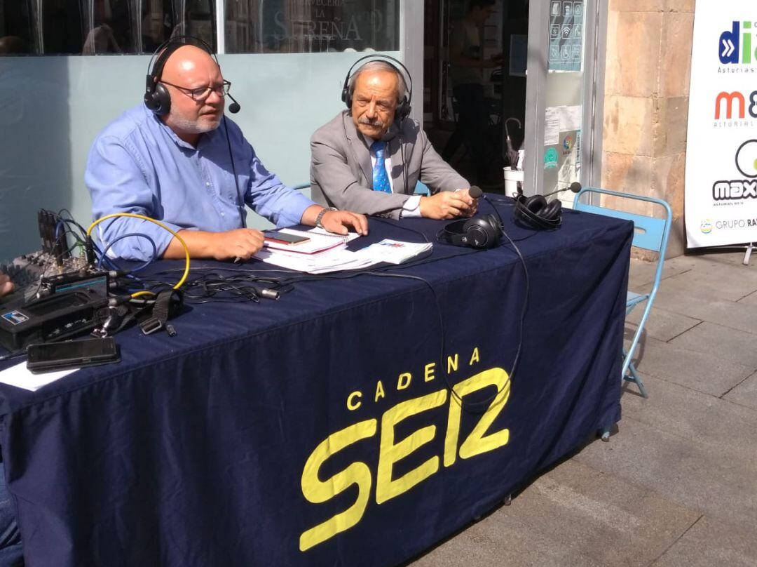 Wenceslao López, a la derecha ante La Sureña, en la calle de Cimadevilla