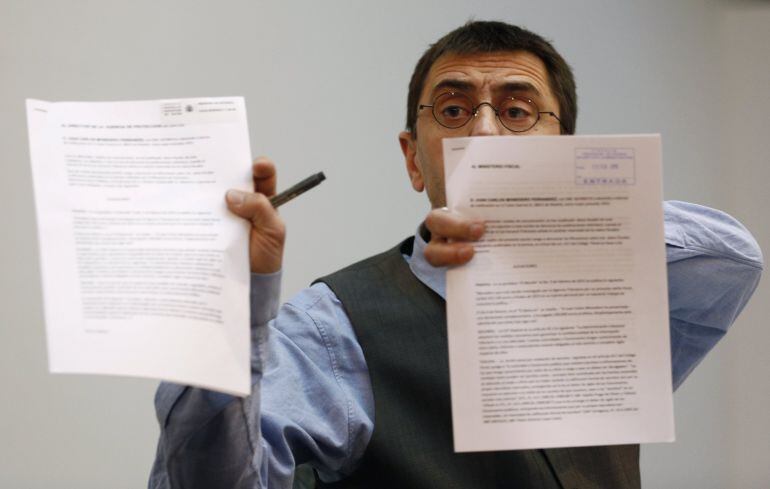 Juan Carlos Monedero, one of the main leaders of Spain&#039;s anti-austerity political party &quot;Podemos&quot; (We Can), shows documents during a news conference in Madrid February 20, 2015. REUTERS/Sergio Perez (SPAIN - Tags: POLITICS BUSINESS)