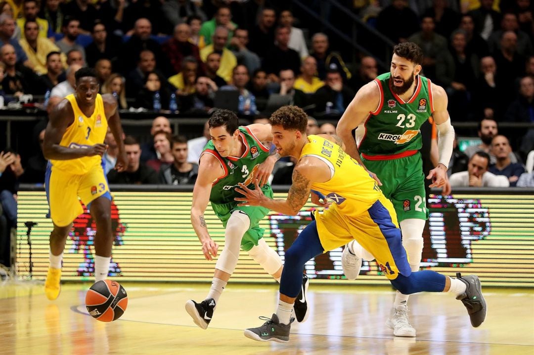 Vildoza y Wilbekin luchan por el balón.