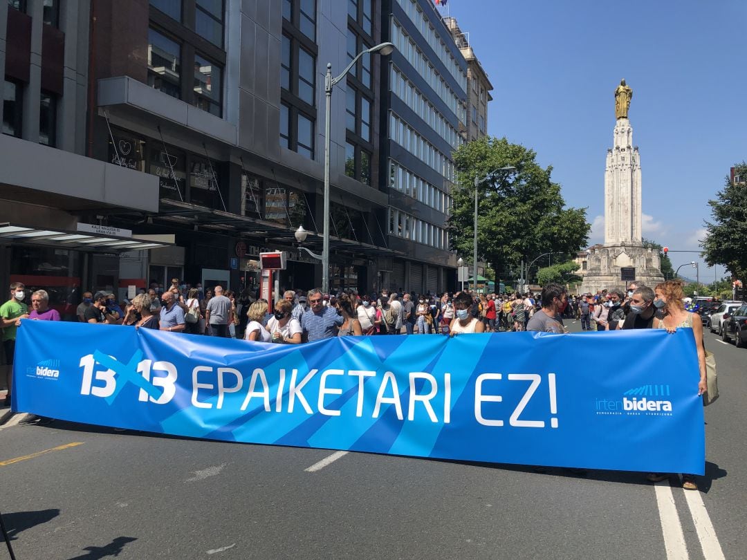 Las dos manifestaciones han recorrido Bilbao y San Sebastián para denunciar el juicio que arrancará el lunes en la Audiencia Nacional