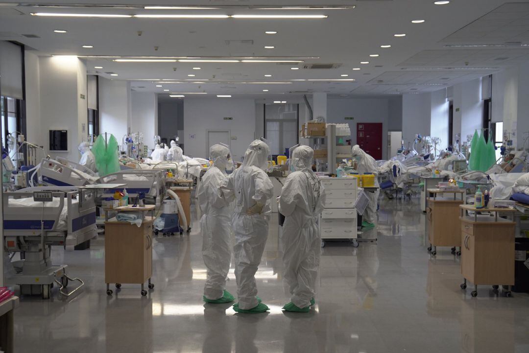 Personal sanitario en la UCI de un equipamiento sanitario.