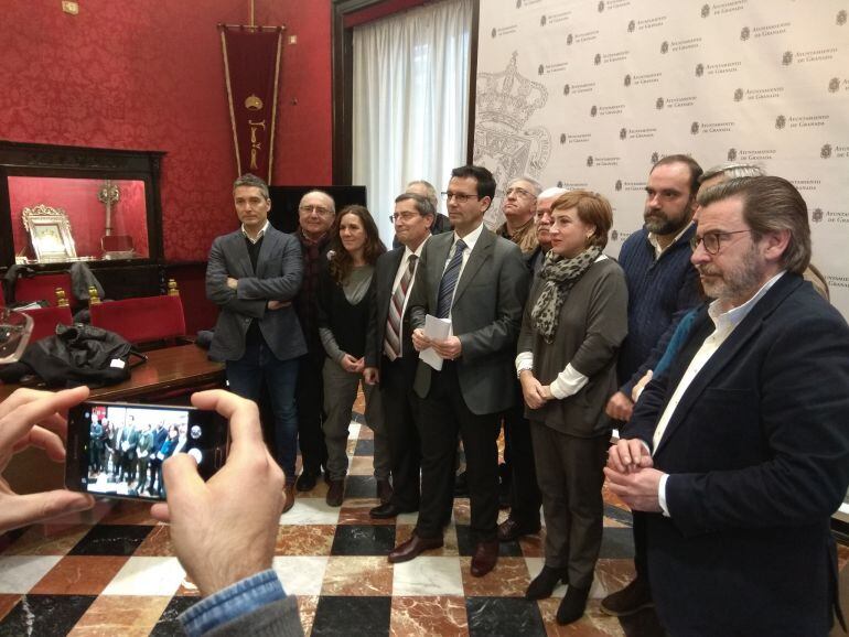 Representantes de la Mesa del Ferrocarril de Granada en el Ayuntamiento de la capital