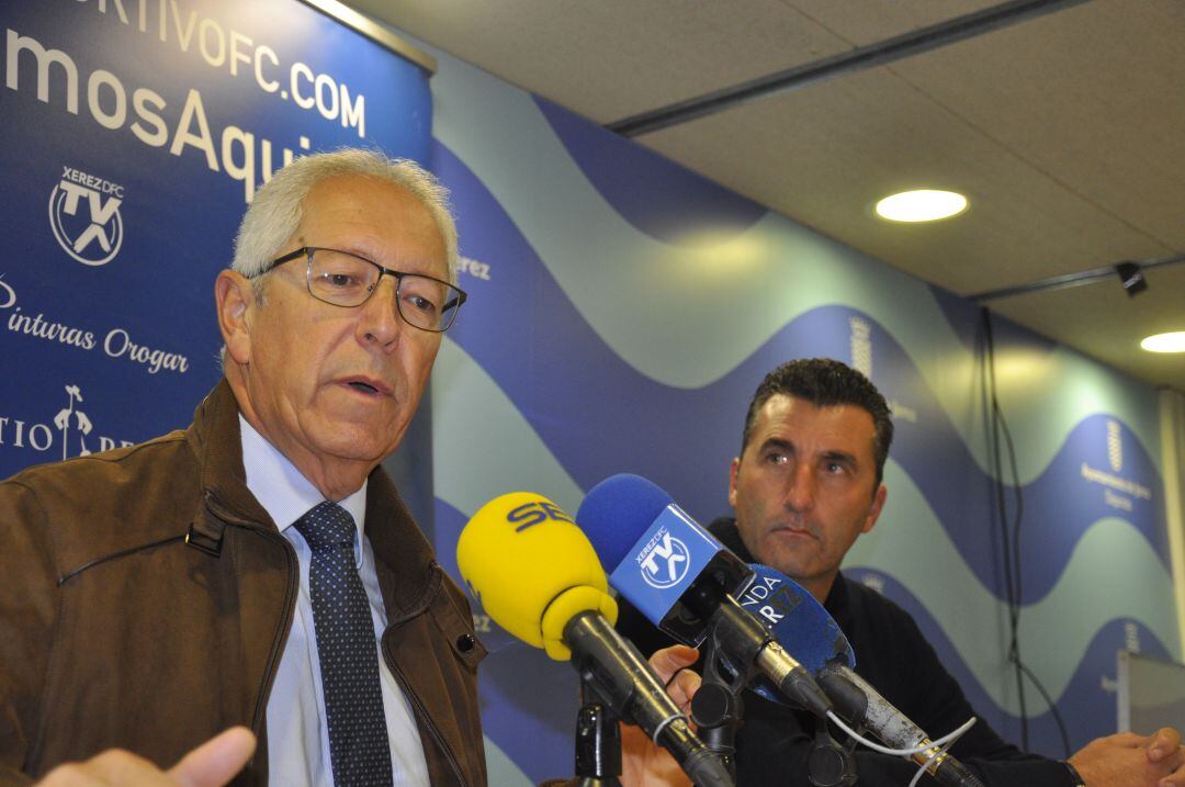 Rafael Coca  y Edu Villegas durante una rueda de prensa en Chapín