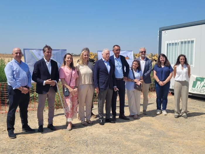 Foto de familia en la visita a las obras de la plataforma de Ponentia en Tamarite de Litera. Foto: DGA