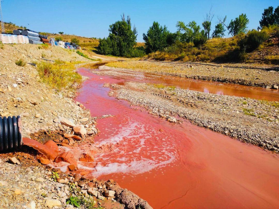 Fotografía del vertido al río Grío detectado hace una semana. 