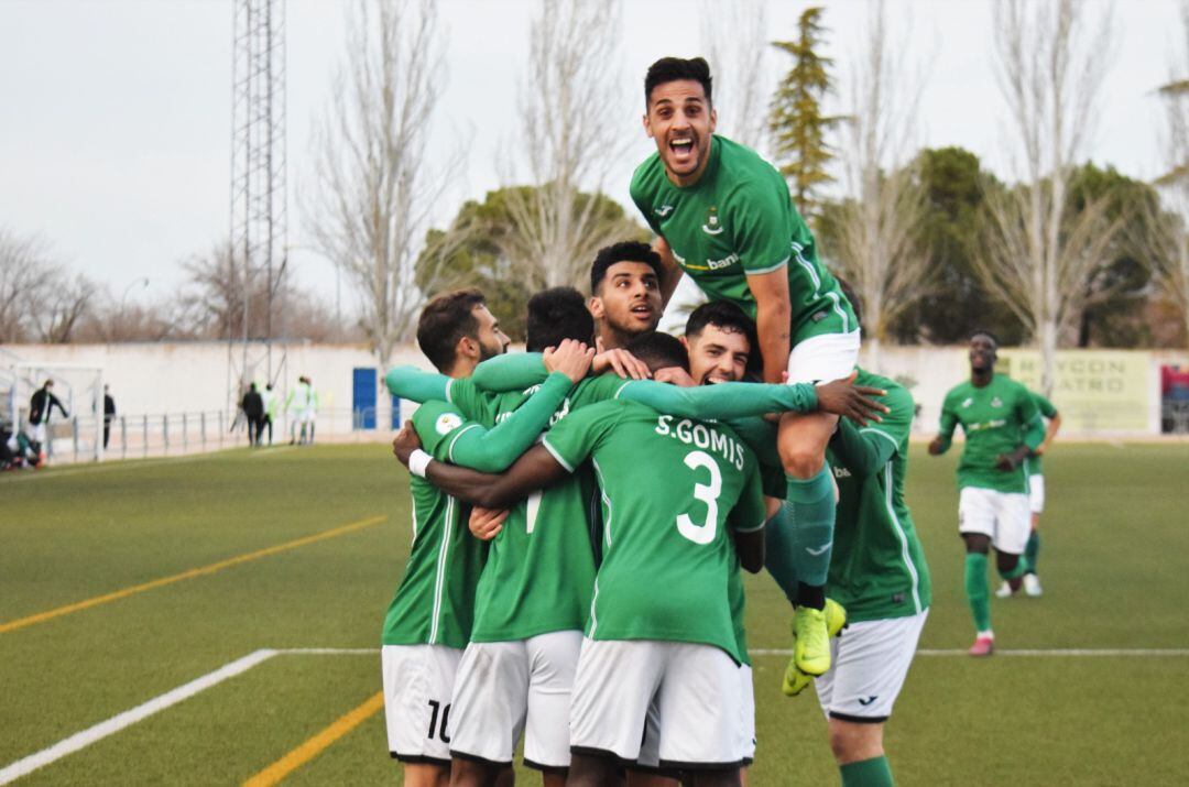 El Toledo celebra el segundo gol en Madridejos