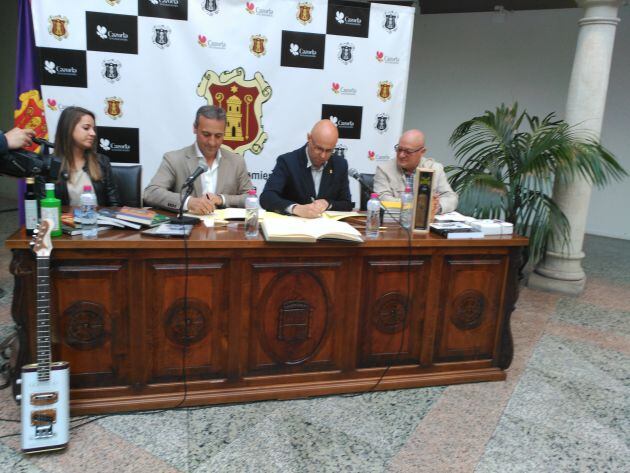 Momento de la firma del hermanamiento en Cazorla con La Sénia en abril de 2018