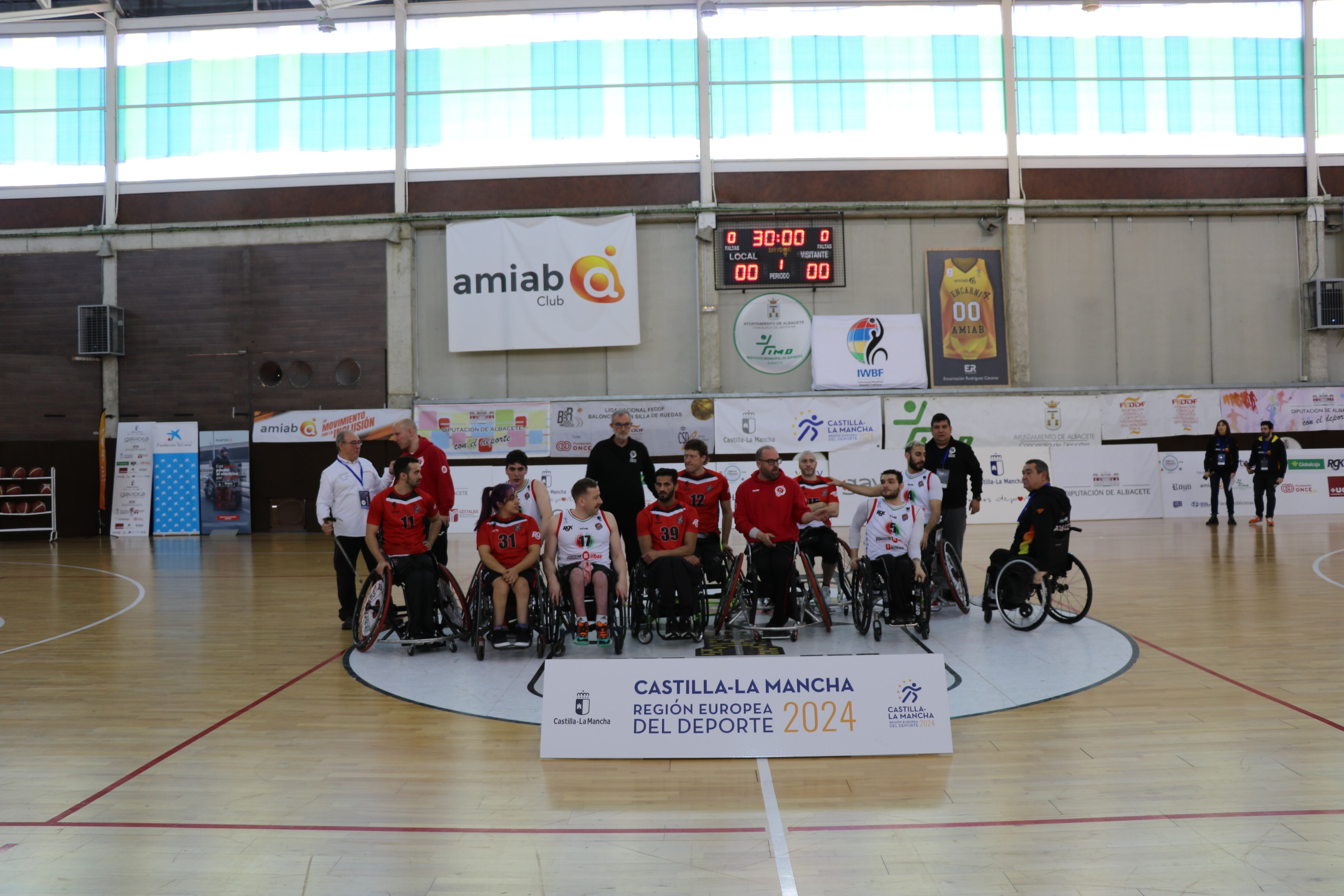 Los jugadores de Bidaideak celebran la victoria sobre la cancha