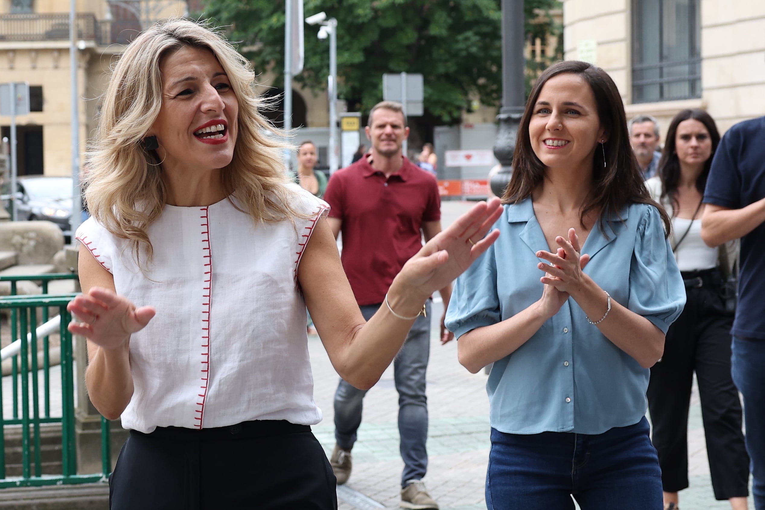 Imagen de archivo de Ione Belarra y Yolanda Díaz durante un acto de campaña en Pamplona