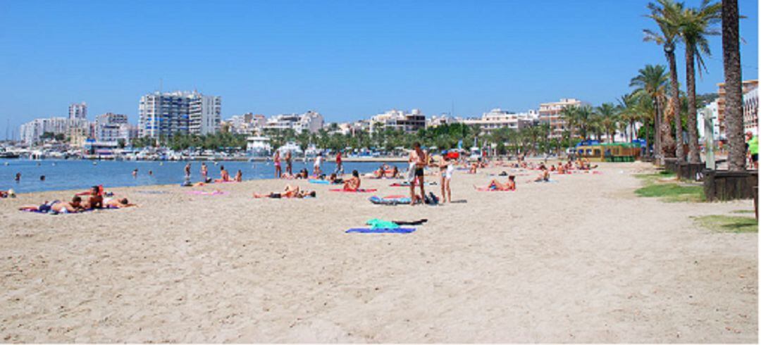 Imagen de archivo de turistas en la playa de s'Arenal