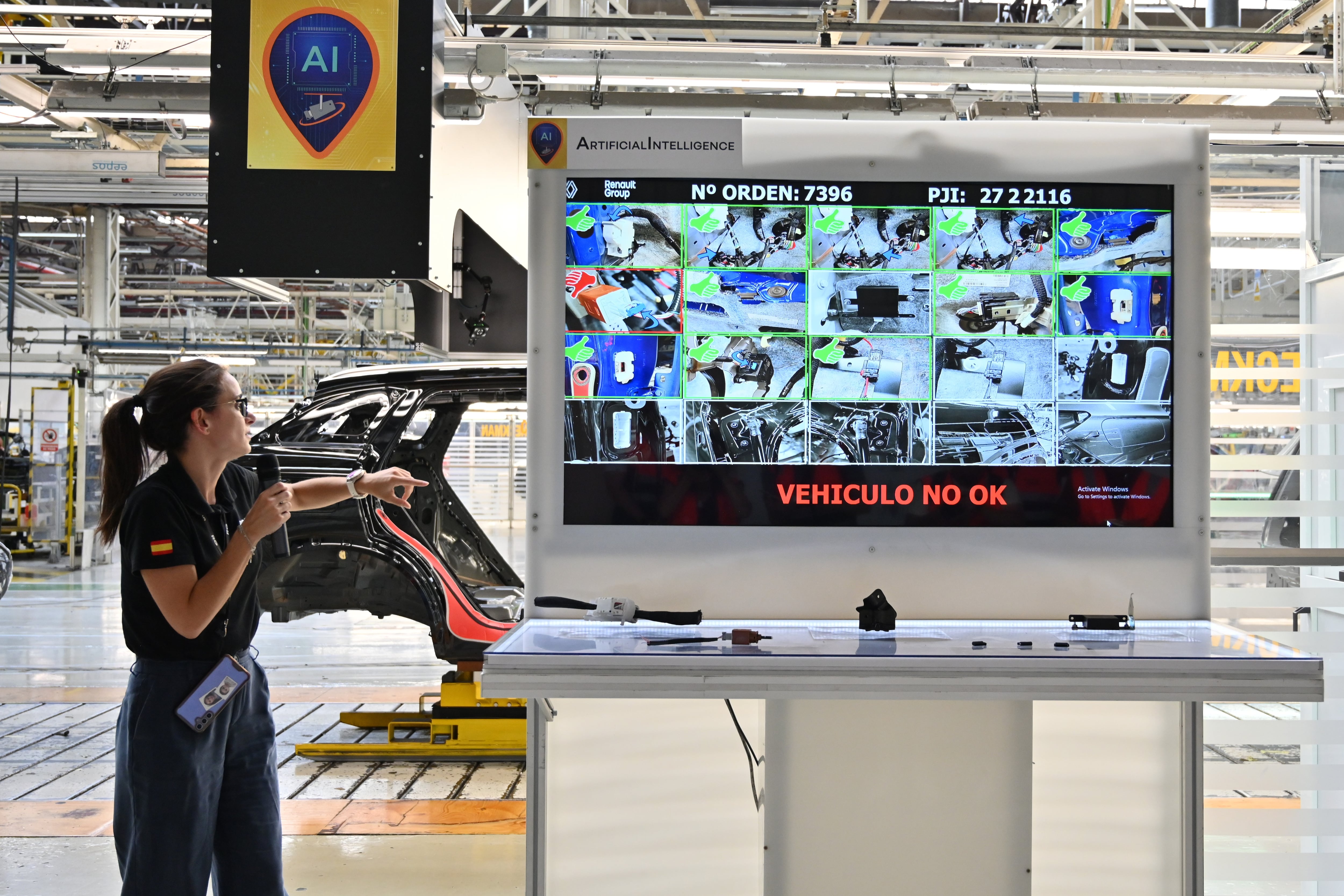 VILLAMURIEL DE CERRATO (PALENCIA), 02/07/2025.- Presentación este miércoles, de las herramientas de inteligencia artificial que se emplean en la fábrica de Renault en Villamuriel de Cerrato (Palencia) y que permiten procesar y analizar millones de datos y aplicarlos a todo el proceso industrial, desde el pedido del cliente hasta la entrega final. Cincuenta cámaras escanean con precisión milimétrica cada vehículo, otras 30 capturan hasta 130 imágenes por unidad en busca de imperfecciones invisibles al ojo humano y un escáner 3D portátil realiza cinco millones de mediciones por segundo. EFE/ Almudena Álvarez