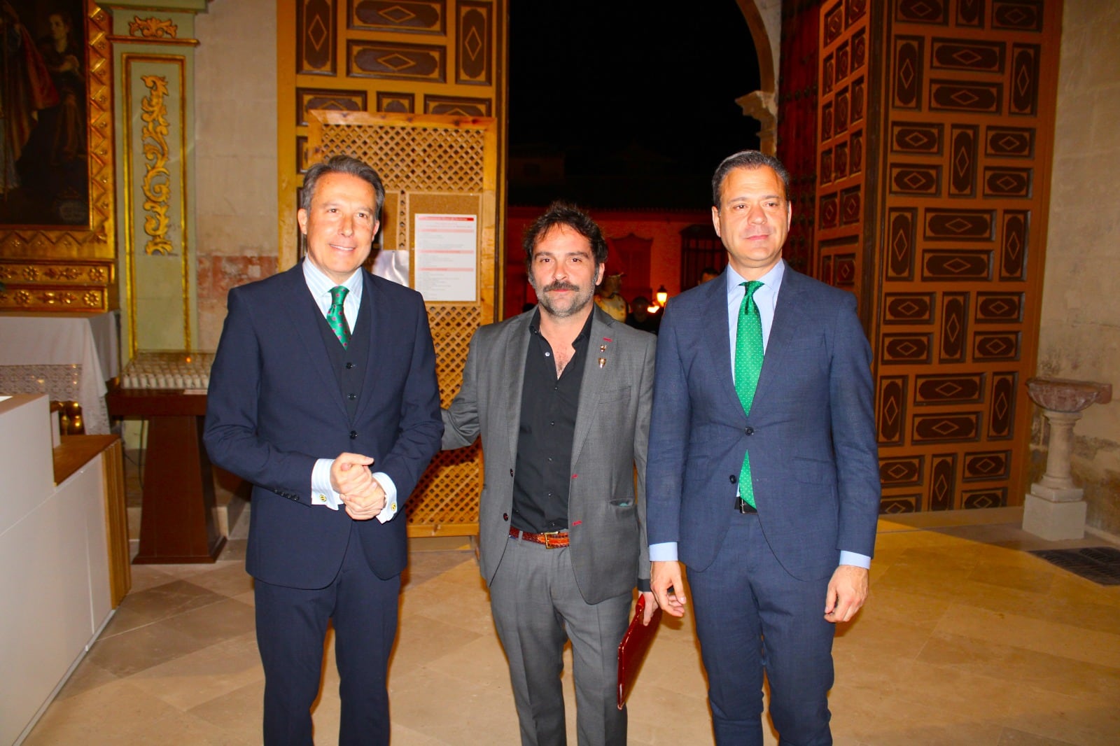 Fulgencio Gil, alcalde de Lorca, junto al pregonero, Pablo Guerrero y al portavoz de presidencia, Marcos Ortuño